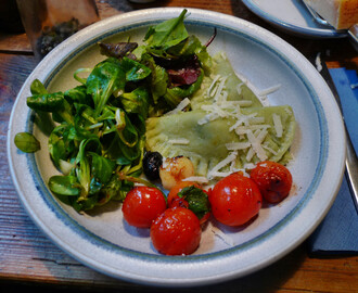Teigtaschen,Salate,gebratene Tomaten (vegetarisch)