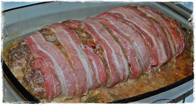 Köttfärslimpa med bacontäcke