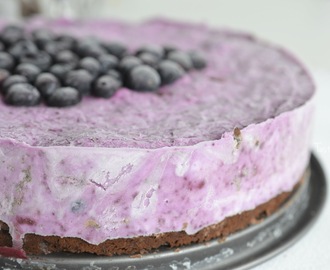 Godaste midsommar"tårtan" -  frusen blåbärscheesecake med browniebotten
