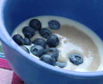 Frukost igen - banansmakande amaranthflingegröt med blåbär och sojamjölk