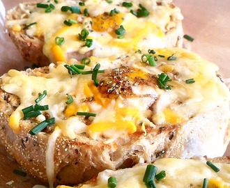 Pan con huevo y queso al horno