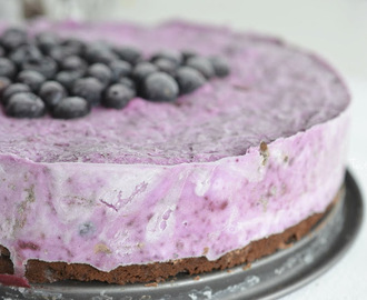 Frusen blåbärscheesecake med browniebotten - 213 kcal