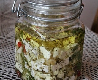 Marynowany ser feta w oliwie,z czosnkiem ,oliwkami oraz chilli