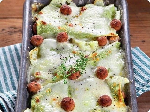 Lasagne verdi con lamelle di cavolfiore e polpettine.