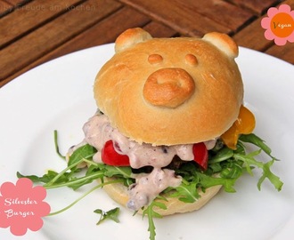 Silvester: Schweinchen Burger mit Seitan-Wiener-Schnitzel, Antipasti-Gemüse und Preiselbeer-Mayonaise #vegan #dinnergoesvegan #wirfeiernvegan
