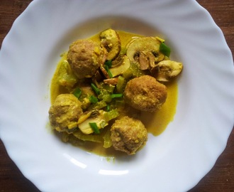 Żółte curry z klopsikami z indyka, selerem naciowym i brunatnymi pieczarkami