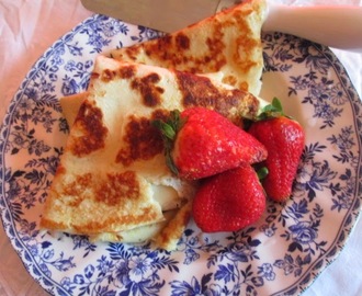 Crepes with lemon curd and strawberries