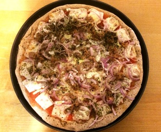 Pizza artesana de atún y cebolla con masa integral