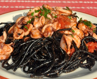Czarne spaghetti z kalmarami (nero di seppia con calamari)