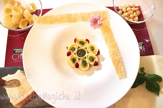Calamari di grano duro al Parmigiano Reggiano 24 mesi, basilico e noci di macadamia