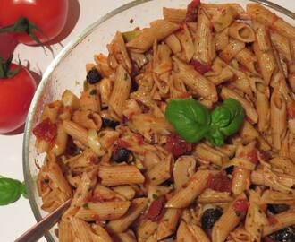 Italienischer Nudelsalat mit getrockneten Tomaten, Artischoken und Oliven