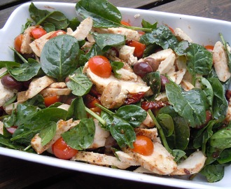 Två kanongoda bufférätter med italienskt tema - pestokryddad sallad och kycklingfilé med tomat och oliver