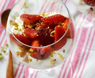 Copa cheesecake de fresas con yogurt griego casero {con y sin azúcar}