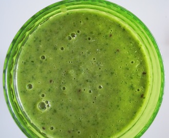 Den grønne smoothie; bladselleri, spinat, agurk og kiwi + boosters.