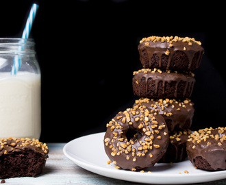 Vegane Donuts mit Schokolade und Haselnüssen