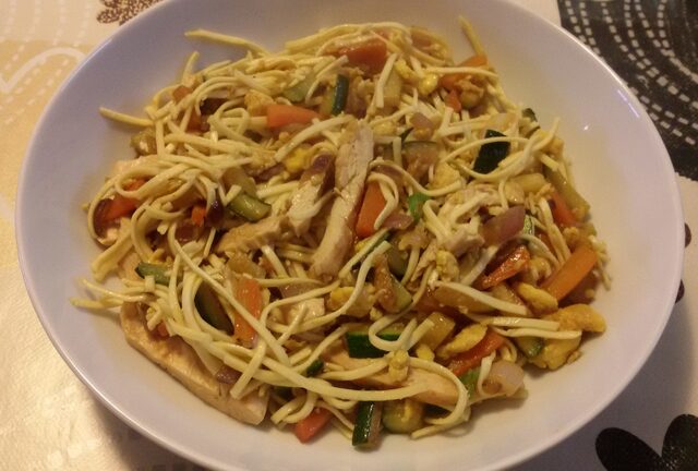 Noodles con pollo, uova e verdure