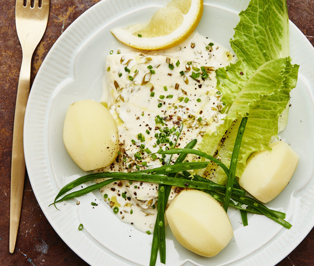 Fisk i ugn med citron- och gräslökssås | Recept ICA.se