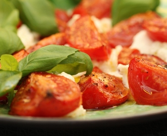 Varm tomatsallad caprese, lite guldkant kan man väl få ha på köttfärsåsen och spagettin i alla fall...