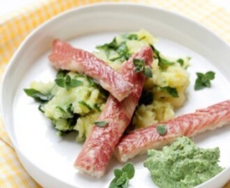 Gerookte paling met groene saus en spinaziepuree