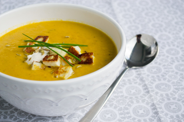 Veckans vegetariska: Morotssoppa med tahini och halloumi