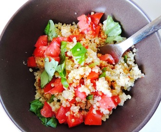 Błyskawiczna sałatka z quinoa (komosy ryżowej)