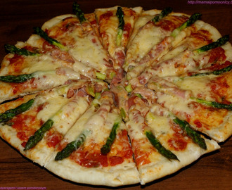 Pizza z zielonymi szparagami i sosem pomidorowym z olejem rzepakowym