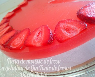 Tarta de mousse de fresa con gelatina de Gin Tonic de fresas.