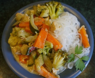Azjatycko - kurczak z warzywami, zieloną pastą curry, mlekiem kokosowym i makaronem ryżowym