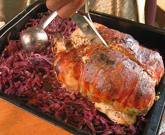 Kuře s játrovou nádivkou pečené ve slanině a vinném listu s červeným zelím