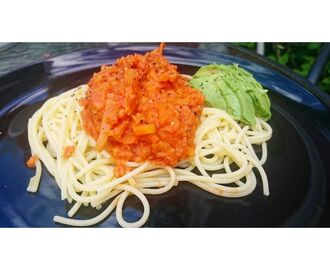 Vegan - supersnabb pastasås på röda linser, morot och champinjoner.