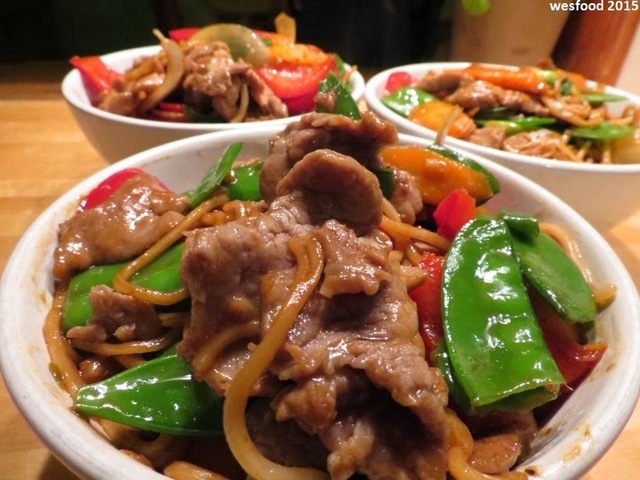 Chinesische Nudeln mit Schweinefleisch und Gemüse