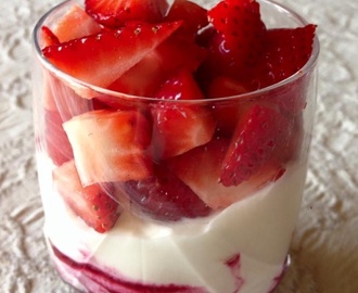 Dessert allo yogurt con frutti di bosco e fragole