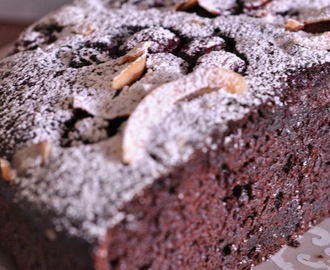 Wilgotne ciasto czekoladowe z wiśniami