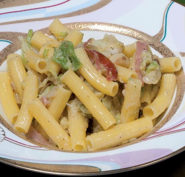 RICETTE PASTA – Pasta corta con verza, pancetta affumicata e scamorza
