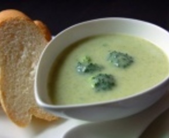 Krémová brokolicovo-syrová polievka s krutónmi