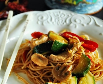 Makaron Chow mein z kurczakiem, cukinią, pieczarkami i papryką