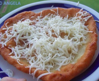 Langosz (węg. lángos), węgierski drożdżowy racuch z serem i masłem czosnkowym - Hungarian deep fried flat bread - Lángos, focaccia fritta ungherese