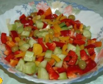 Paprikový salát s olivami