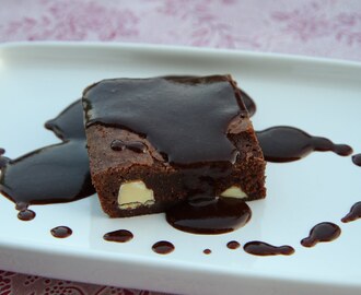 Brownies med vit choklad och chokladsås