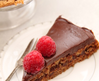 Tort z orzechową bezą i czekoladowym kremem (na szóste urodziny bloga)