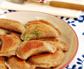 Wegańskie pierogi gryczane z ciecierzycą i jarmużem / Vegan buckwheat dumplings with chickpeas and kale