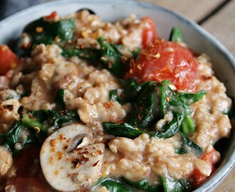 Herzhaftes Porridge mit Tomaten, Pilzen und Spinat