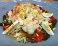Ensalada de bacalao con huevos y pimientos asados