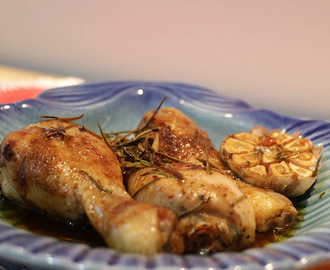 Pernas de frango no forno com alho e alecrim