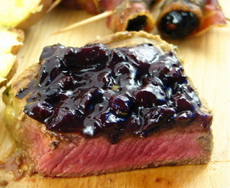 Biftek u sosu od crnog vina sa suvim šljivama