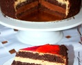 Tort czekoladowo-kajmakowo-fistaszkowy