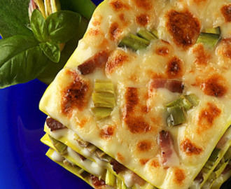 Grön lasagne med stracchino (ost), kronärtskockor och luganega (korv från Veneto)