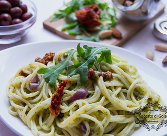 Pasta al pesto di rucola con pomodori secchi e olive