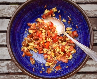 Snabb, ljummen tomatpasta (100 % råris) med valnötter, blomkål och timjan (glutenfritt, vegan)