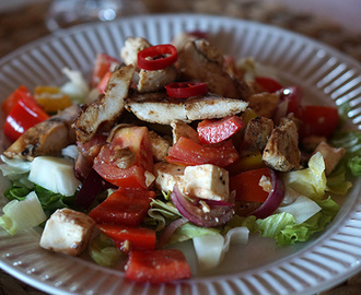 Kyckling med sesamglaze och varm grekisk sallad